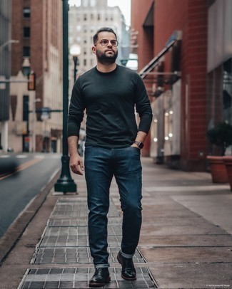 Quale jeans indossare con stivali casual neri in modo casual: Mostra il tuo stile in una t-shirt manica lunga nera con jeans per un look trendy e alla mano. Indossa un paio di stivali casual neri per dare un tocco classico al completo.