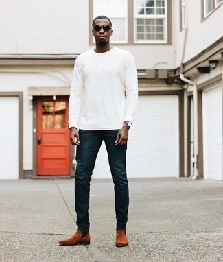 Come indossare e abbinare jeans con stivali per un uomo di 20 anni: Mostra il tuo stile in una t-shirt manica lunga bianca con jeans per un look semplice, da indossare ogni giorno. Sfodera il gusto per le calzature di lusso e calza un paio di stivali.