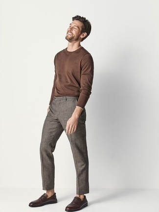 Look alla moda per uomo: T-shirt manica lunga marrone, Chino grigi, Mocassini eleganti in pelle marrone scuro