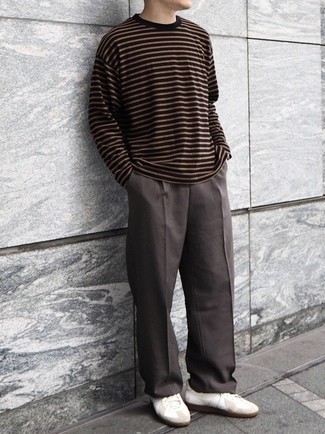 Look alla moda per uomo: T-shirt manica lunga marrone scuro, Chino marrone scuro, Sneakers basse in pelle bianche