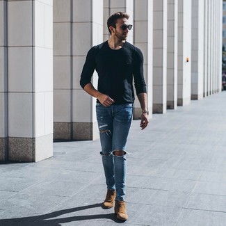 Come indossare e abbinare stivali chelsea con jeans aderenti in modo rilassato: Opta per una t-shirt manica lunga nera e jeans aderenti per un look perfetto per il weekend. Sfodera il gusto per le calzature di lusso e mettiti un paio di stivali chelsea.
