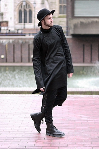 Look alla moda per uomo: T-shirt manica lunga nera, Jeans aderenti neri, Stivali casual in pelle neri, Borsalino di lana nero