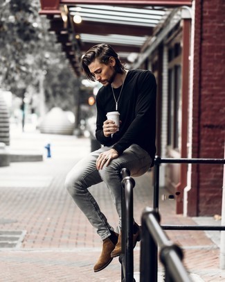 Come indossare e abbinare jeans grigi per un uomo di 30 anni: Indossa una t-shirt manica lunga nera e jeans grigi per un outfit comodo ma studiato con cura. Mettiti un paio di stivali chelsea in pelle scamosciata marroni per mettere in mostra il tuo gusto per le scarpe di alta moda.