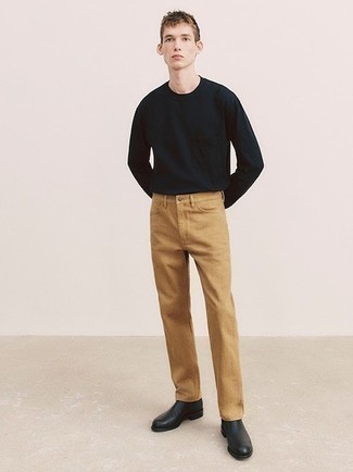 Come indossare e abbinare jeans marrone chiaro per un uomo di 17 anni: Combina una t-shirt manica lunga nera con jeans marrone chiaro per un look raffinato per il tempo libero. Indossa un paio di stivali chelsea in pelle neri per un tocco virile.