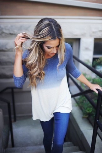 Come indossare e abbinare jeans in modo smart-casual: Indossa una t-shirt manica lunga ombre blu con jeans per un look semplice, da indossare ogni giorno.