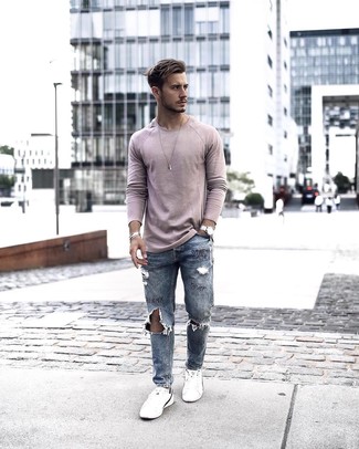 Quale jeans indossare con sneakers basse bianche quando fa caldo in modo rilassato: Indossa una t-shirt manica lunga rosa e jeans per un look perfetto per il weekend. Sneakers basse bianche sono una splendida scelta per completare il look.