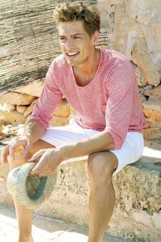 Come indossare e abbinare un borsalino di paglia beige: Abbina una t-shirt manica lunga rosa con un borsalino di paglia beige per una sensazione di semplicità e spensieratezza.