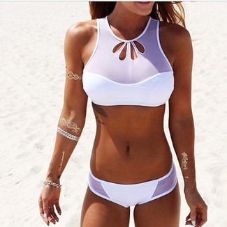 Come indossare e abbinare un top bikini bianco per una donna di 30 anni quando fa caldo: 