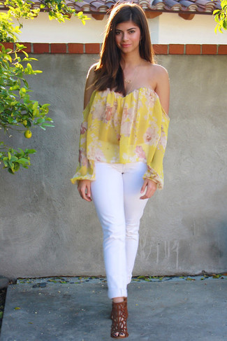 Look alla moda per donna: Top con spalle scoperte a fiori giallo, Jeans bianchi, Sandali con tacco in pelle scamosciata terracotta