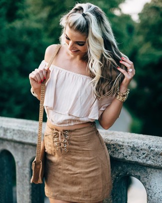 Come indossare e abbinare una borsa marrone chiaro: Scegli un top con spalle scoperte beige e una borsa marrone chiaro per un fantastico look da sfoggiare nel weekend.