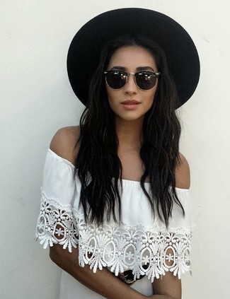 Look alla moda per donna: Top con spalle scoperte bianco, Borsalino di lana nero, Occhiali da sole neri
