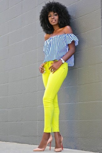 Come indossare e abbinare jeans lime per una donna di 30 anni: Opta per un top con spalle scoperte a righe verticali bianco e blu scuro e jeans lime per le giornate pigre. Perfeziona questo look con un paio di décolleté in pelle rosa.