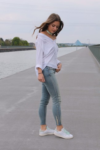 Come indossare e abbinare jeans aderenti con sneakers basse in modo casual: Combina un top con spalle scoperte bianco con jeans aderenti per andare a prendere un caffè in stile casual. Sneakers basse sono una buona scelta per completare il look.