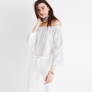 Quale jeans aderenti indossare con un top con spalle scoperte bianco per una donna di 20 anni: Indossa un top con spalle scoperte bianco e jeans aderenti per un look comfy-casual.
