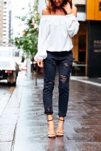 Come indossare e abbinare jeans grigio scuro per una donna di 30 anni in modo casual: Indossa un top con spalle scoperte bianco con jeans grigio scuro per un outfit inaspettato. Sandali con tacco in pelle neri e marrone chiaro sono una valida scelta per completare il look.