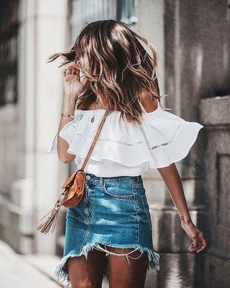 Come indossare e abbinare un top con spalle scoperte bianco per una donna di 20 anni in modo rilassato: Opta per un top con spalle scoperte bianco e una minigonna di jeans blu per una sensazione di semplicità e spensieratezza.