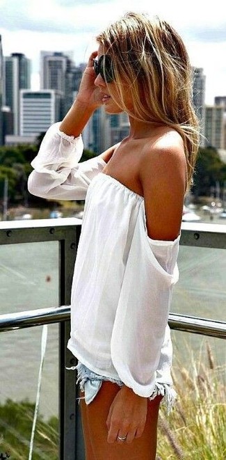 Come indossare e abbinare un anello in modo rilassato: Indossa un top con spalle scoperte bianco con un anello per un'atmosfera casual-cool.