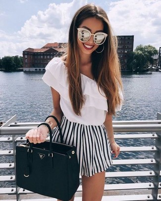 Come indossare e abbinare pantaloncini bianchi e neri: Scegli un outfit composto da un top con spalle scoperte con volant bianco e pantaloncini bianchi e neri per un look comfy-casual.