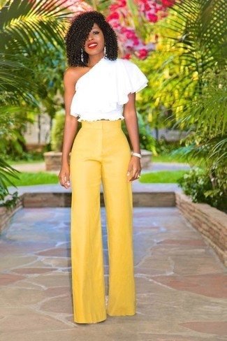 Trend da donna 2024 quando fa molto caldo in modo smart-casual: Indossa un top con spalle scoperte con volant bianco e pantaloni larghi gialli per un look raffinato per il tempo libero.