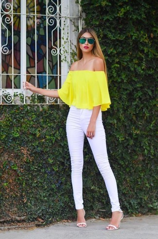 Come indossare e abbinare pantaloni bianchi: Potresti indossare un top con spalle scoperte giallo e pantaloni bianchi per un'atmosfera casual-cool. Sandali con tacco in pelle bianchi sono una buona scelta per completare il look.
