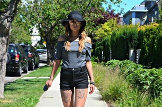 Come indossare e abbinare pantaloncini neri per una donna di 30 anni in modo casual: Prova a combinare un top con spalle scoperte grigio con pantaloncini neri per un look perfetto per il weekend.