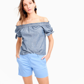 Trend da donna 2024 in estate 2024 in modo casual: Abbina un top con spalle scoperte in chambray blu con pantaloncini azzurri per un look facile da indossare. È splendida scelta per l’estate!