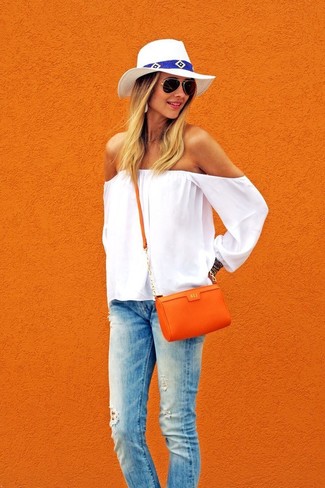 Come indossare e abbinare una borsa a tracolla arancione in estate 2024 in modo rilassato: Indossa un top con spalle scoperte bianco con una borsa a tracolla arancione per un'atmosfera casual-cool. Un look stupendo per essere molto elegante e trendy anche in estate.