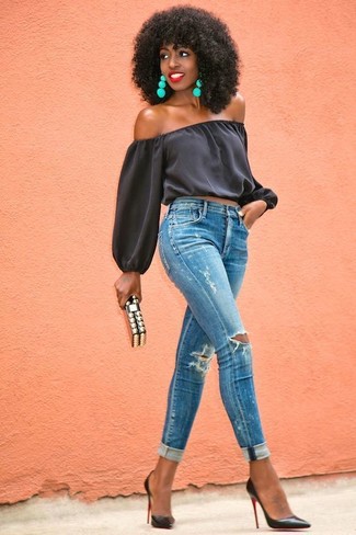 Come indossare e abbinare jeans aderenti blu scuro quando fa molto caldo: Opta per un top con spalle scoperte nero e jeans aderenti blu scuro per le giornate pigre. Décolleté in pelle neri sono una validissima scelta per completare il look.