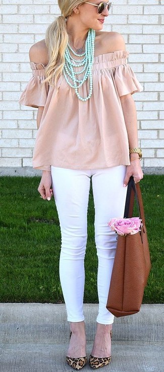 Quale décolleté indossare con jeans aderenti bianchi: Per un outfit della massima comodità, abbina un top con spalle scoperte rosa con jeans aderenti bianchi. Décolleté sono una valida scelta per completare il look.