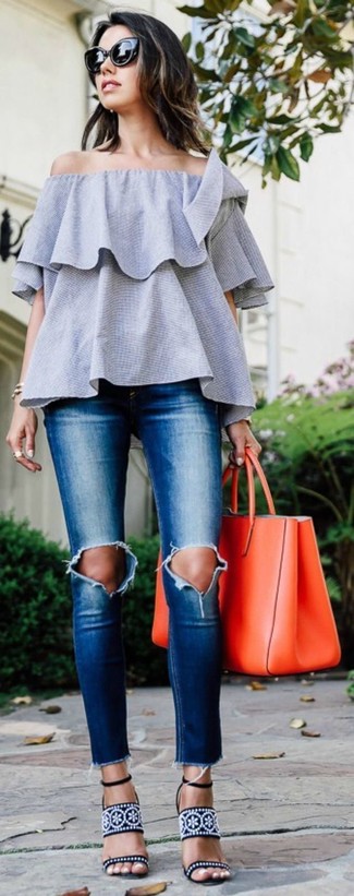 Come indossare e abbinare sandali in modo casual: Metti un top con spalle scoperte grigio e jeans aderenti strappati blu per un'atmosfera casual-cool. Mettiti un paio di sandali per avere un aspetto più rilassato.