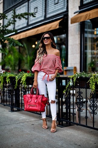 Come indossare e abbinare jeans aderenti bianchi quando fa molto caldo in modo casual: Punta su un top con spalle scoperte a quadretti rosso e jeans aderenti bianchi per un look comfy-casual. Sandali con tacco in pelle scamosciata beige sono una eccellente scelta per completare il look.