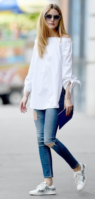 Abbina un top con spalle scoperte bianco con jeans aderenti strappati blu per un pigro brunch domenicale. Sneakers basse a fiori bianche sono una valida scelta per completare il look.