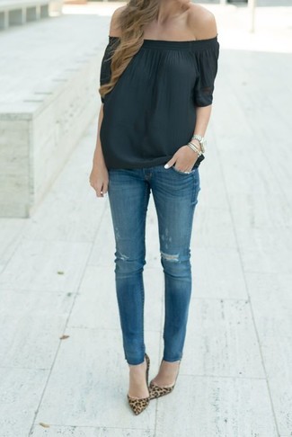 Look alla moda per donna: Top con spalle scoperte nero, Jeans aderenti strappati blu, Décolleté in pelle scamosciata leopardati marroni