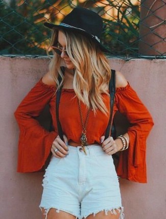 Come indossare e abbinare pantaloncini strappati: Potresti combinare un top con spalle scoperte rosso con pantaloncini strappati per un look perfetto per il weekend.