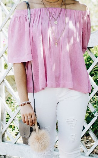 Come indossare e abbinare una camicetta rosa: Prova ad abbinare una camicetta rosa con jeans aderenti strappati bianchi per un look perfetto per il weekend.
