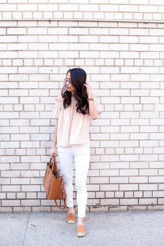 Come indossare e abbinare una camicetta rosa: Indossa una camicetta rosa con jeans aderenti bianchi per un look comfy-casual. Espadrillas terracotta creeranno un piacevole contrasto con il resto del look.