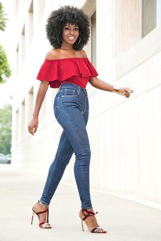 Look alla moda per donna: Top con spalle scoperte rosso, Jeans aderenti blu, Sandali con tacco in pelle rossi, Bracciale dorato