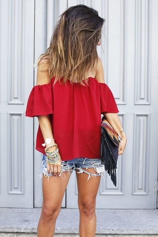 Come indossare e abbinare una pochette multicolore in modo rilassato: Opta per un top con spalle scoperte rosso e una pochette multicolore per un outfit inaspettato.