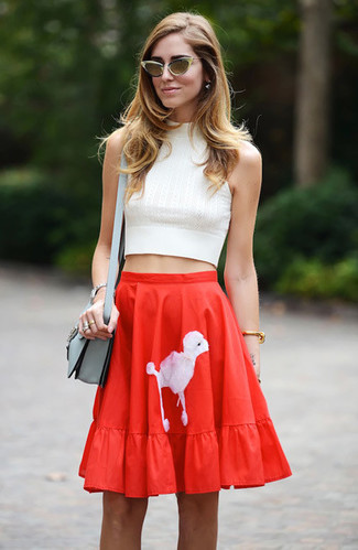 Come indossare e abbinare un top corto bianco: Potresti abbinare un top corto bianco con una gonna a pieghe stampata rossa per un look perfetto per il weekend.