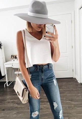 Come indossare e abbinare un top corto bianco quando fa molto caldo in modo casual: Potresti combinare un top corto bianco con jeans aderenti strappati blu scuro per un fantastico look da sfoggiare nel weekend.