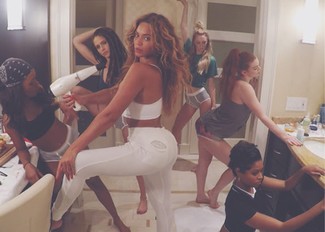 Look di Beyonce: Top corto bianco, Jeans aderenti strappati bianchi