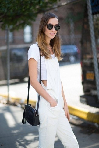 Come indossare e abbinare un top corto bianco e nero per una donna di 30 anni: Indossa un top corto bianco e nero con una salopette bianca per un outfit rilassato ma alla moda.