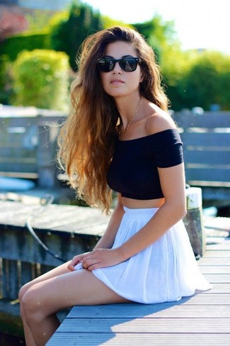 Come indossare e abbinare una gonna bianca per una donna di 30 anni in estate 2024: Metti un top corto nero e una gonna bianca per una sensazione di semplicità e spensieratezza. Una stupenda scelta per un look estivo!