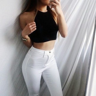 Come indossare e abbinare un top corto nero per una donna di 30 anni: Abbina un top corto nero con jeans aderenti bianchi per affrontare con facilità la tua giornata.