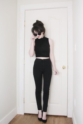 Come indossare e abbinare décolleté con jeans in modo smart-casual: Metti un top corto nero e jeans per essere casual. Perfeziona questo look con un paio di décolleté.