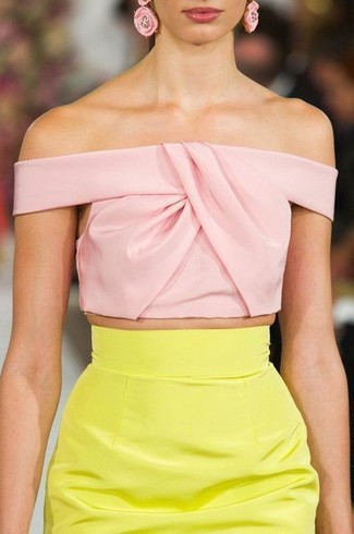 Look alla moda per donna: Top corto rosa, Gonna a tubino gialla, Orecchini rosa