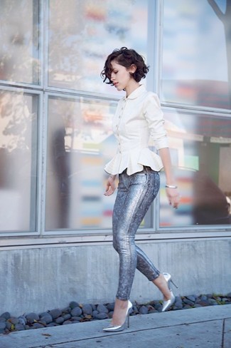 Come indossare e abbinare leggings quando fa molto caldo in modo smart-casual: Se sei tipo da jeans e maglietta, ti piacerà questo semplice abbinamento di un top peplo bianco e leggings. Questo outfit si abbina perfettamente a un paio di décolleté in pelle argento.
