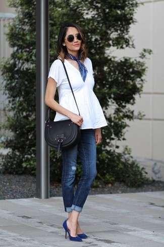 Come indossare e abbinare jeans strappati blu scuro per una donna di 20 anni: Opta per un top peplo bianco e jeans strappati blu scuro per vestirti casual. Décolleté in pelle scamosciata blu scuro sono una buona scelta per completare il look.
