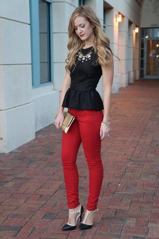 Look alla moda per donna: Top peplo nero, Jeans aderenti rossi, Décolleté in pelle con borchie neri, Pochette in pelle dorata