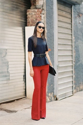 Quale top peplo indossare con décolleté neri: Scegli un top peplo e pantaloni eleganti rossi per un look raffinato per il tempo libero. Décolleté neri sono una buona scelta per completare il look.